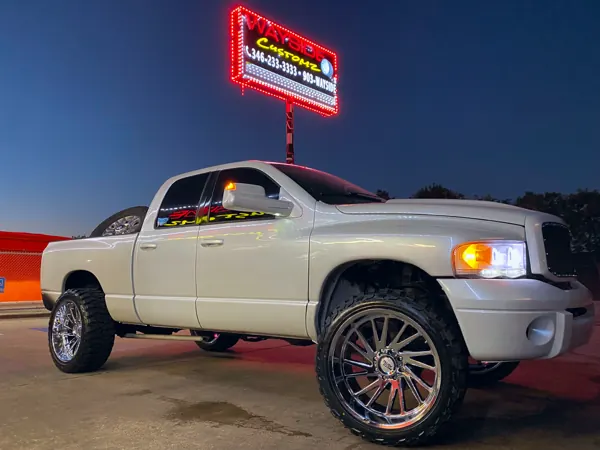 Dodge Ram 2500 &middot; 24" Moto Metal wheels