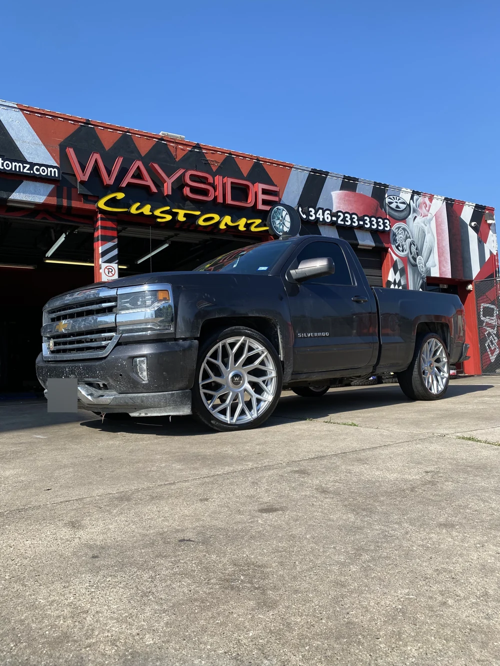 Chevrolet Silverado 1500 · 22" Wraith Wheels · 2/4 MaxTrac Lowering Kit