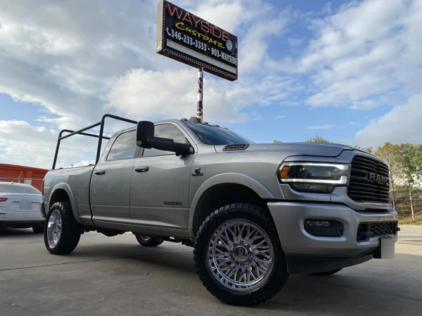 Ram 2500 · 22" Cali Off-Road Wheels · 2.5" Leveling Kit